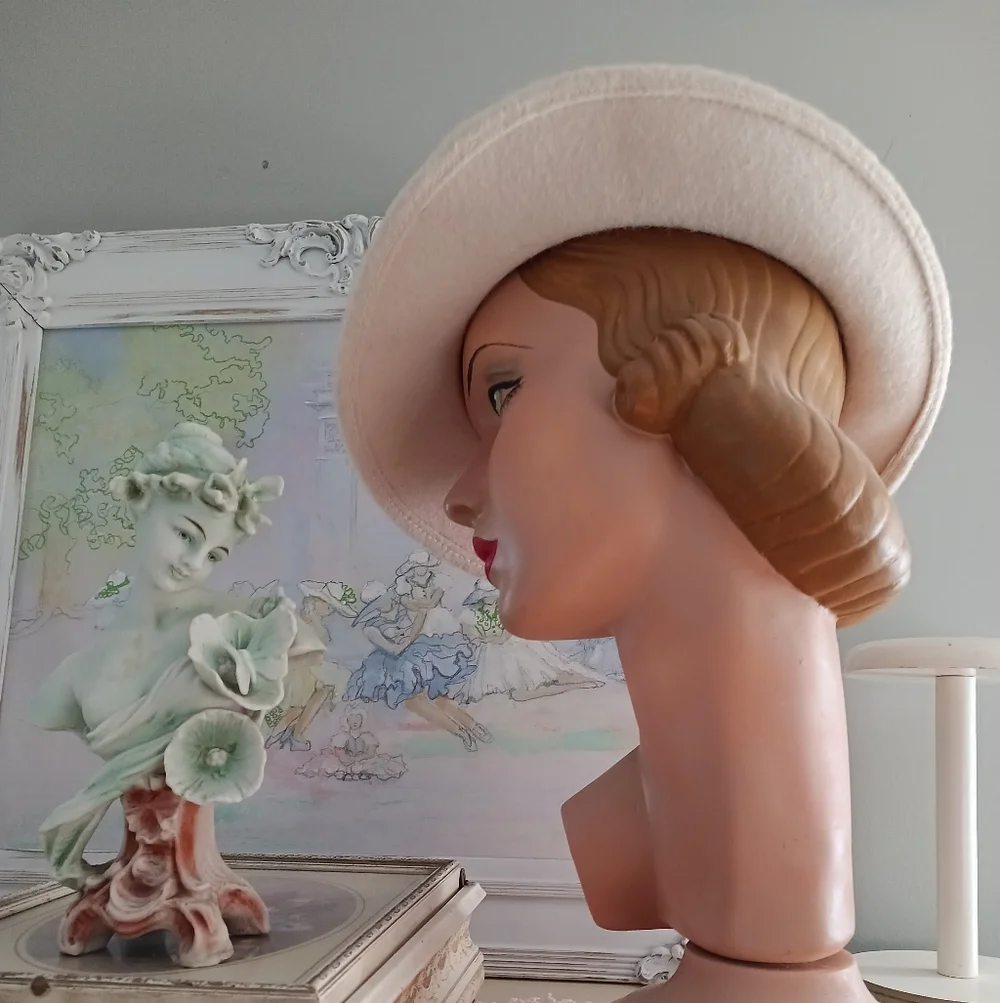 LOVELY VTG MCM IVORY WOOL CLOCHE HAT WITH EMBELLISHMENTS! - Picture 4 of 12